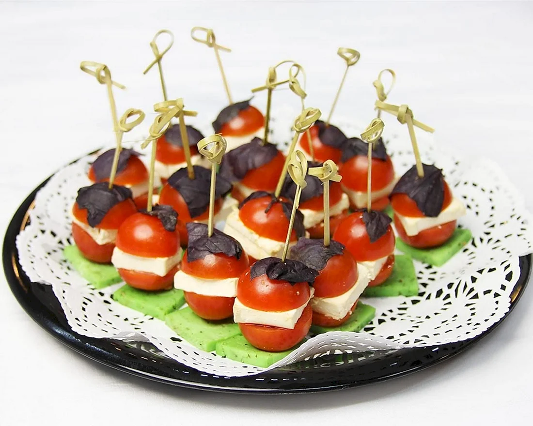 Канапе с перепелиными яйцами и черри