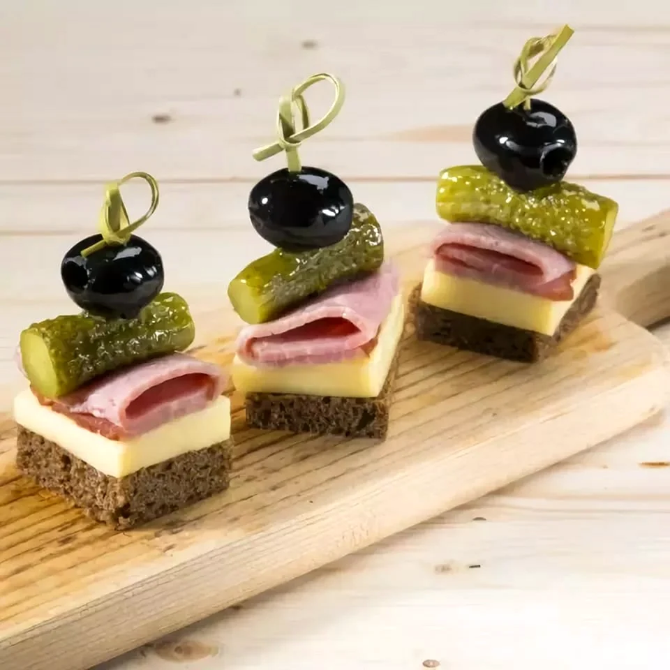 Канапе с салями и корнишонами