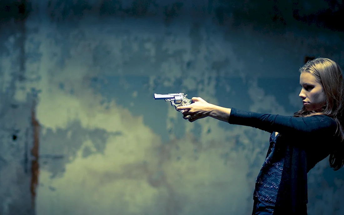 Хлоя Грейс Морец с пистолетом