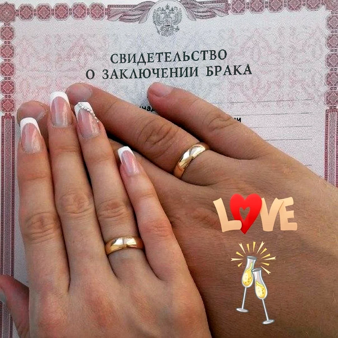 Кольца обручальные классические на руке