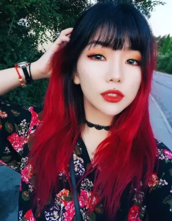 Кореянка с красными волосами