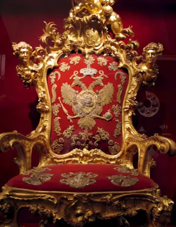 Королевский трон золотой
