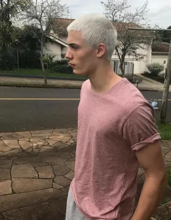 Короткие белые волосы у мужчин