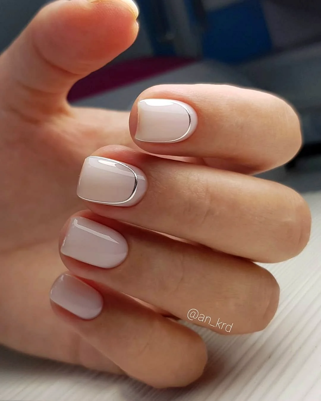 Короткие молочные ногти