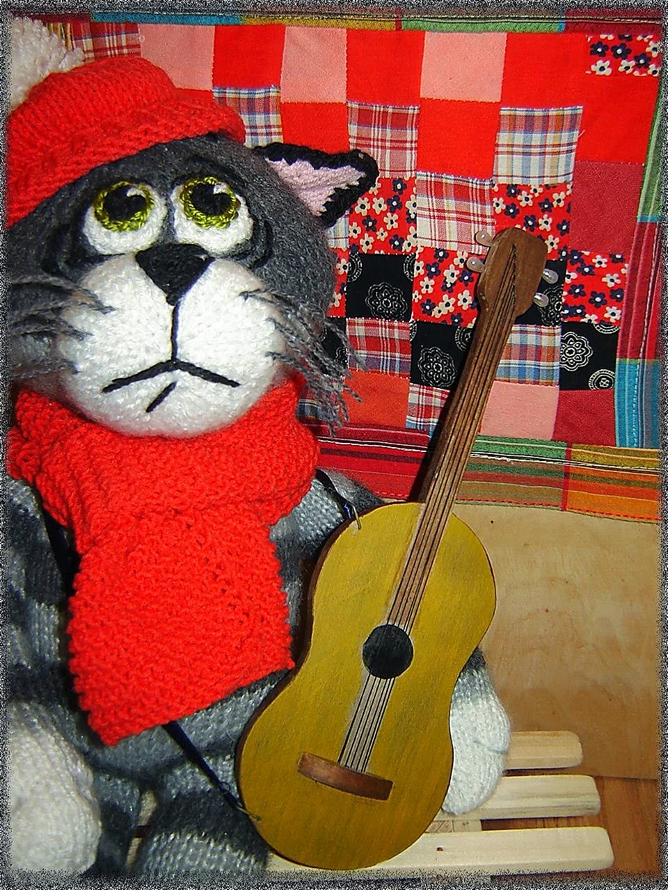 Кот с гитарой