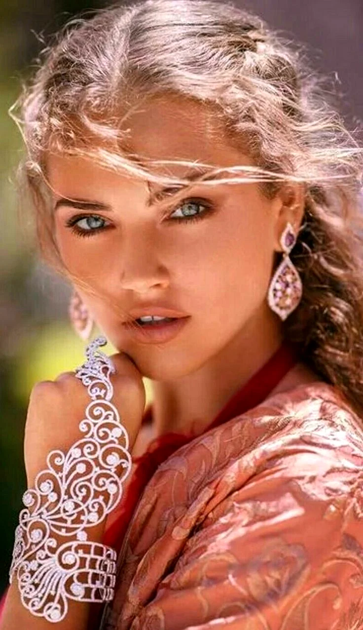 Красивая женщина