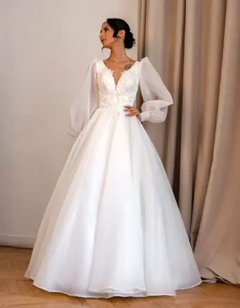 Красивое свадебное платье с корсетом и рукавами