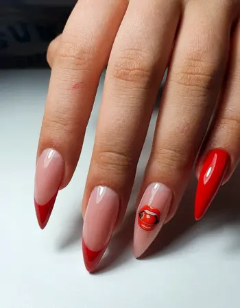Красный френч на миндалевидных ногтях
