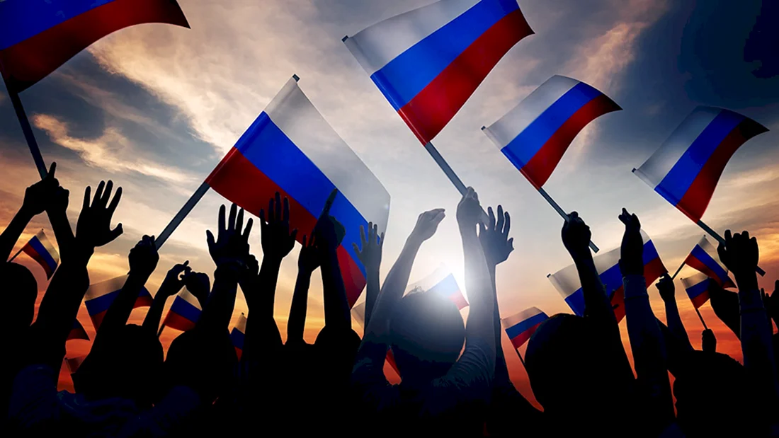 Люди с флагами России