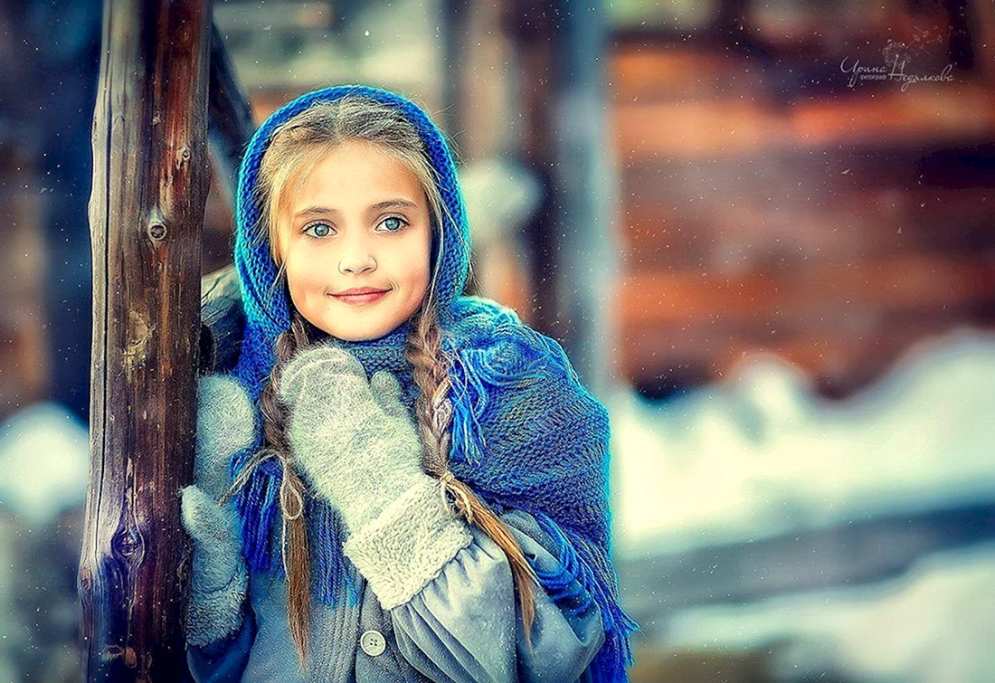Маленькая девочка в платке