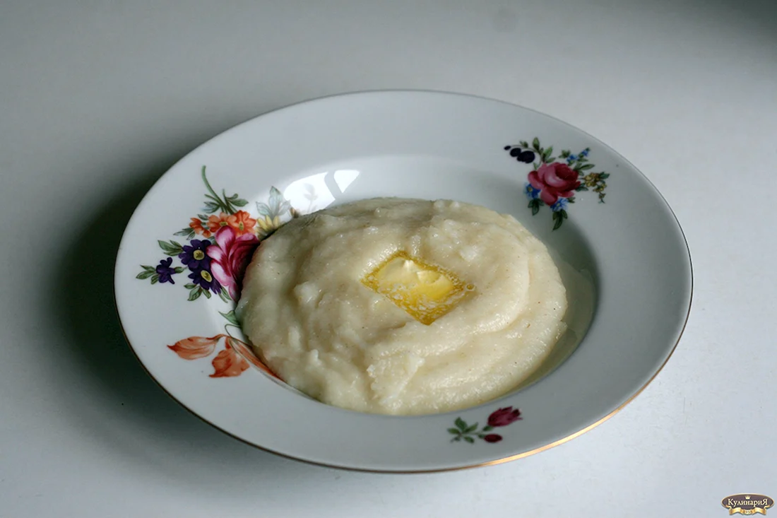 Манная каша в тарелке