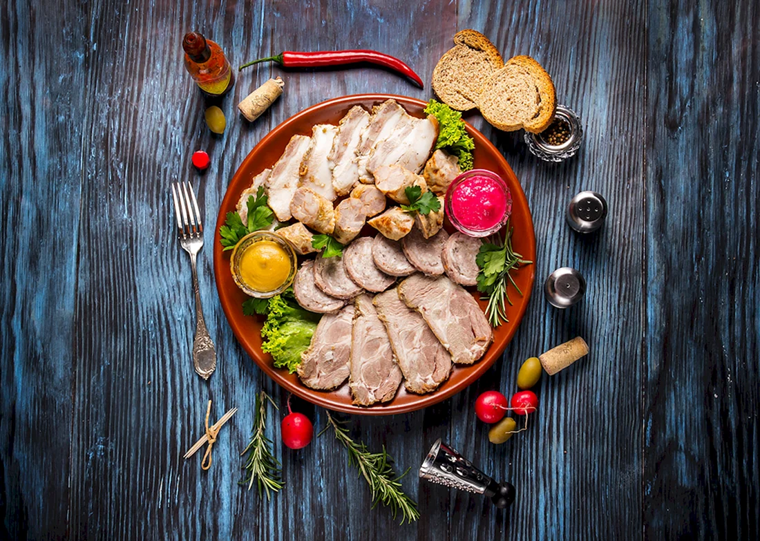 Мясное ассорти на деревянной доске