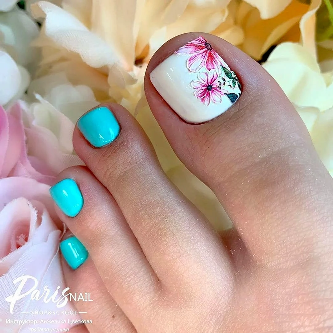 Мятный педикюр