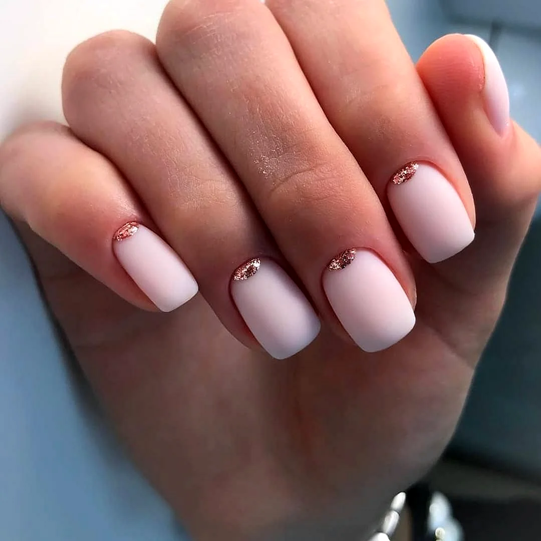 Ногти короткие