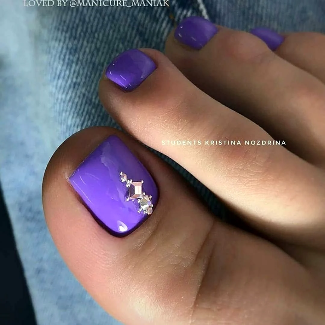 Педикюр в фиолетовых тонах