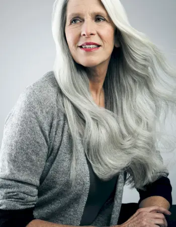 Пожилая женщина с длинными волосами