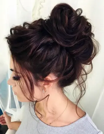 Прическа messy bun
