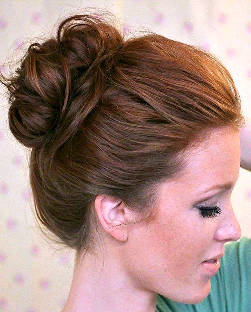 Прическа messy bun