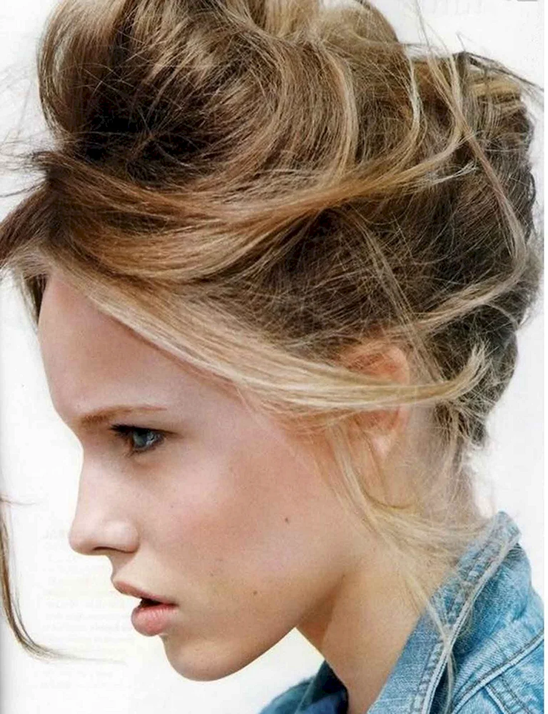 Прическа messy bun