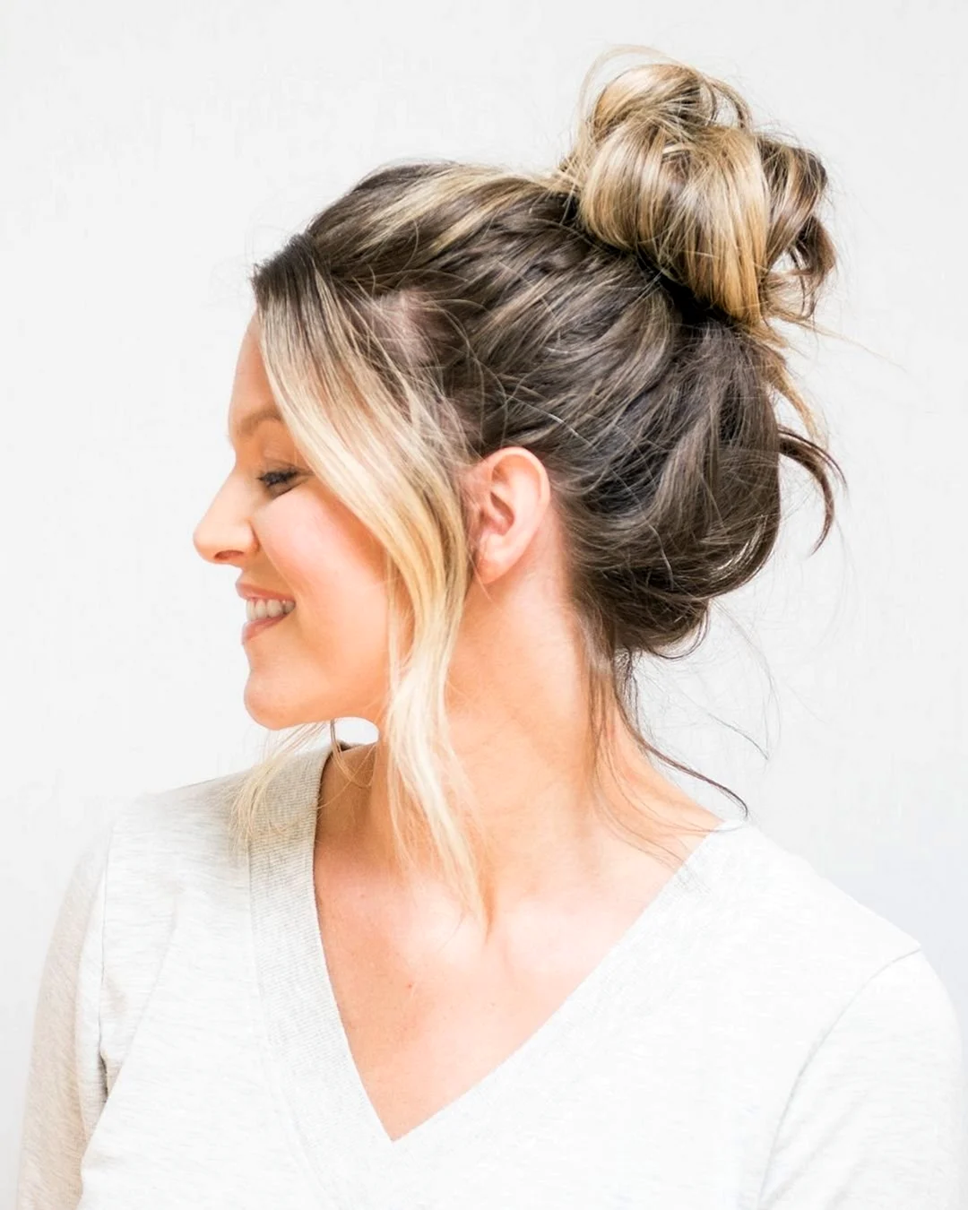 Прическа messy bun