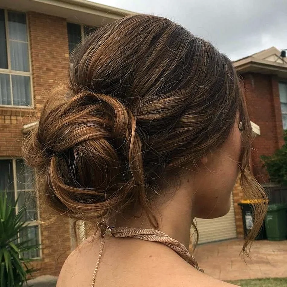 Прическа messy bun