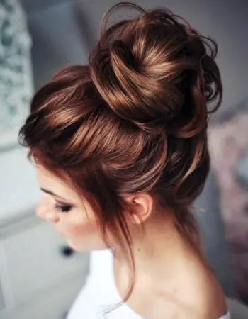 Прическа messy bun