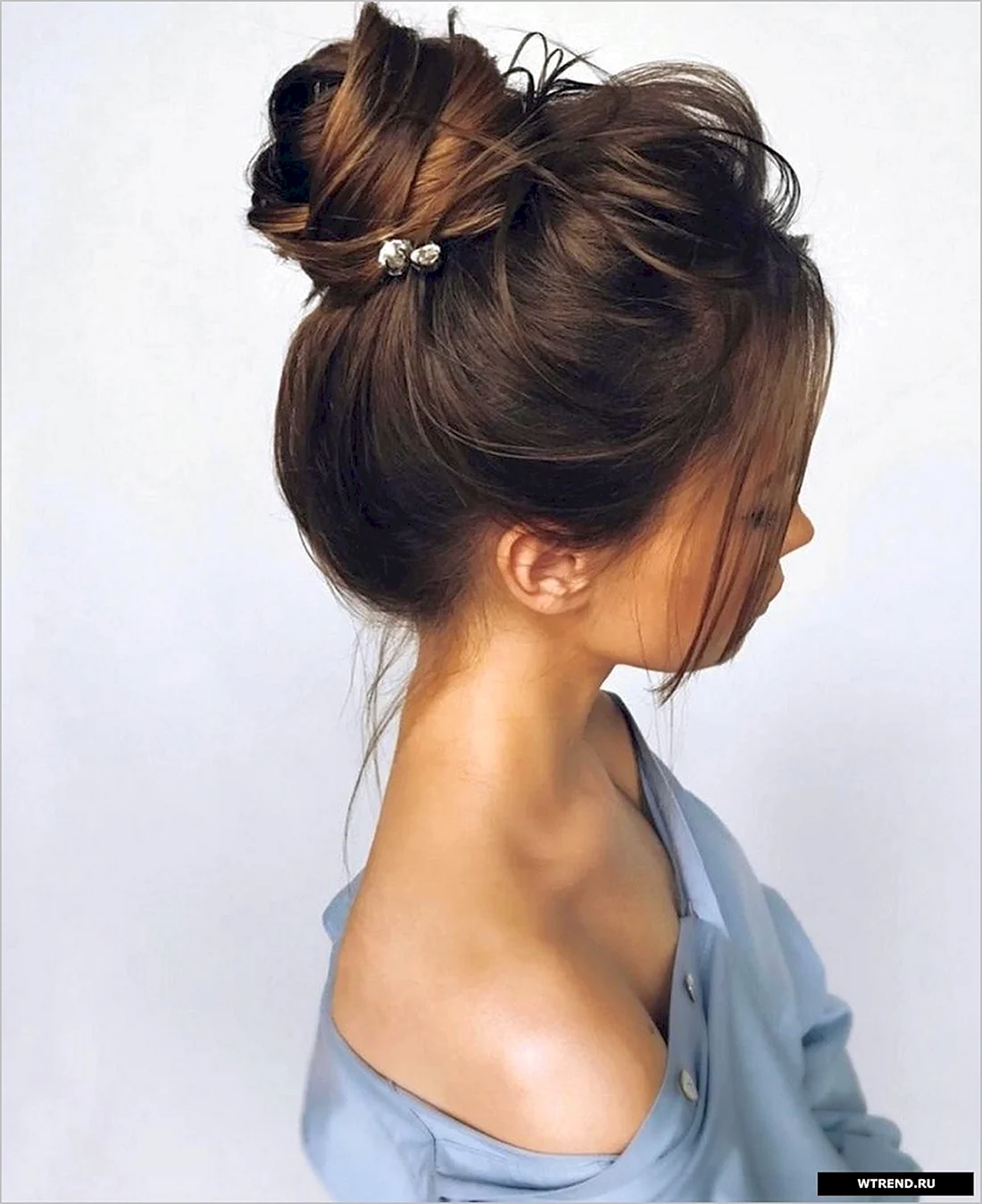 Прическа messy bun