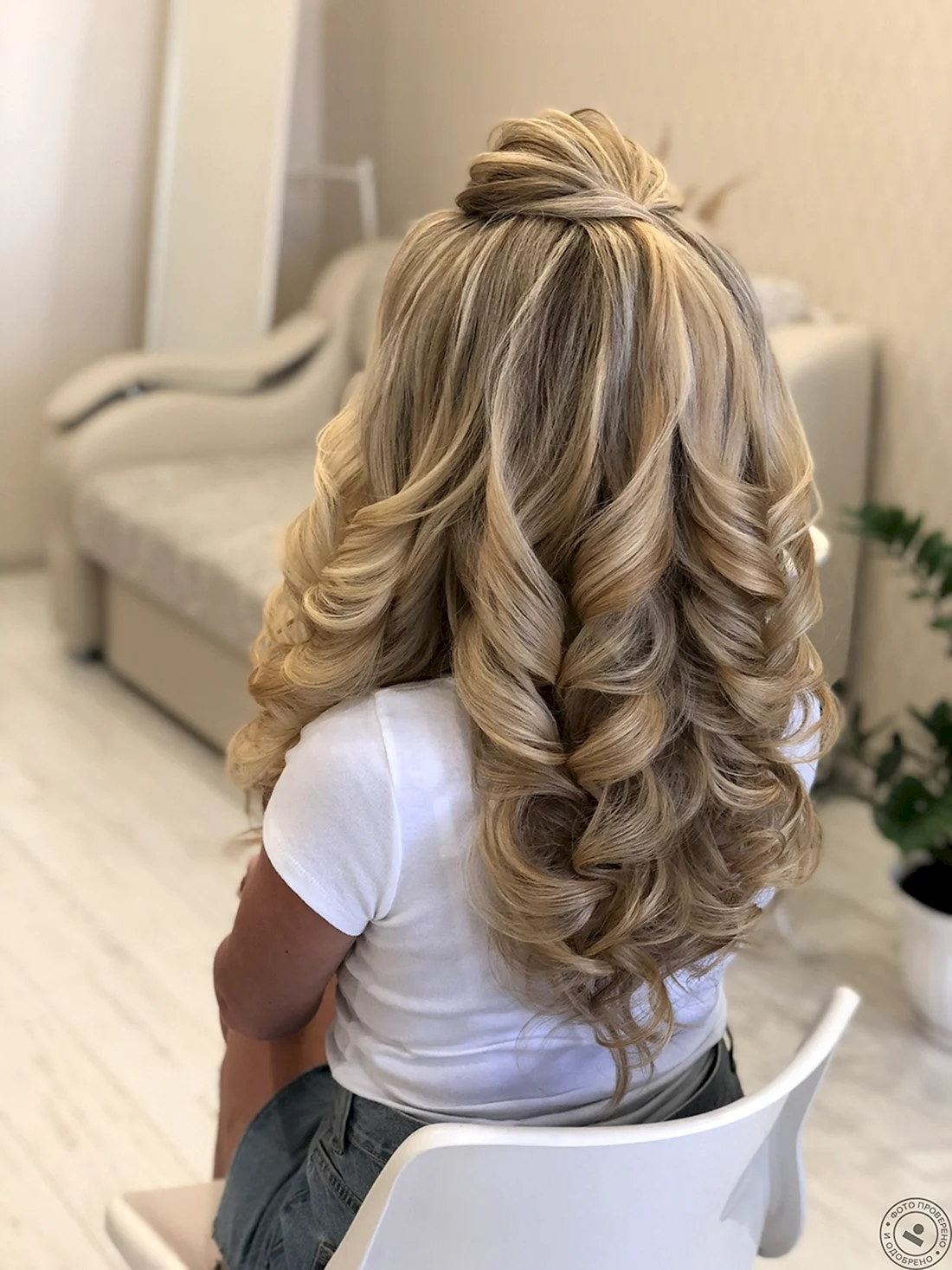 Прически с косами и локонами