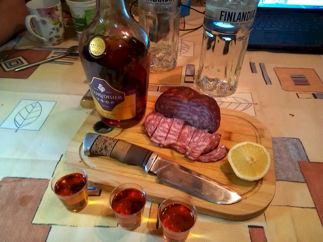 Стол с выпивкой и закуской