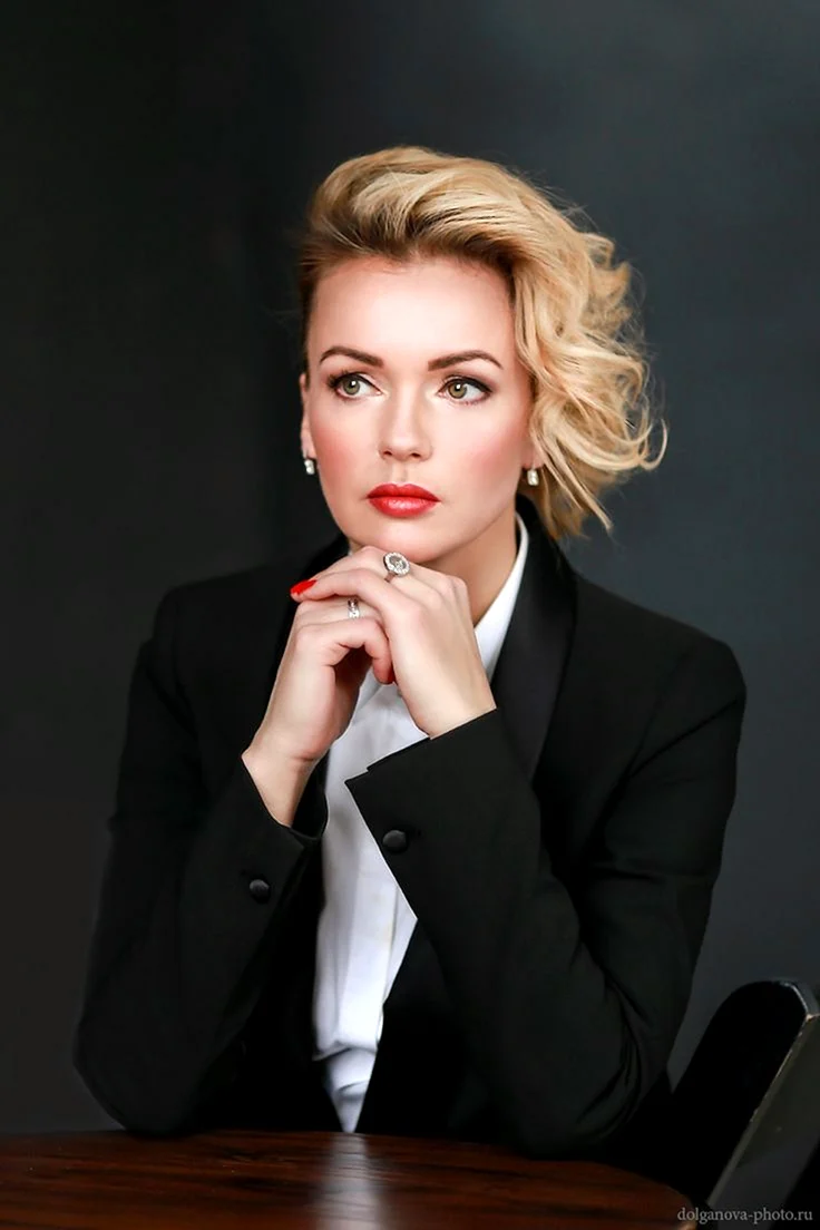 Строгая женщина