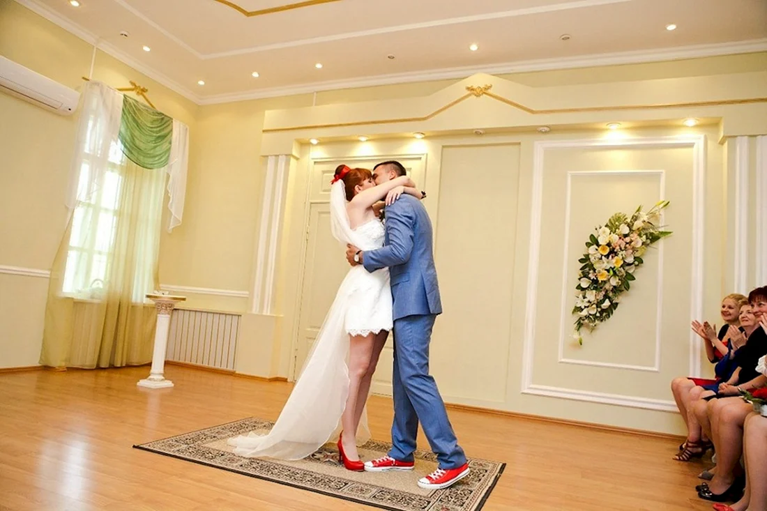 Свадьба в красных кедах