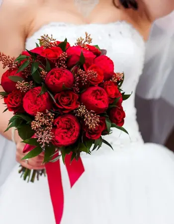 Свадебный букет невесты красный