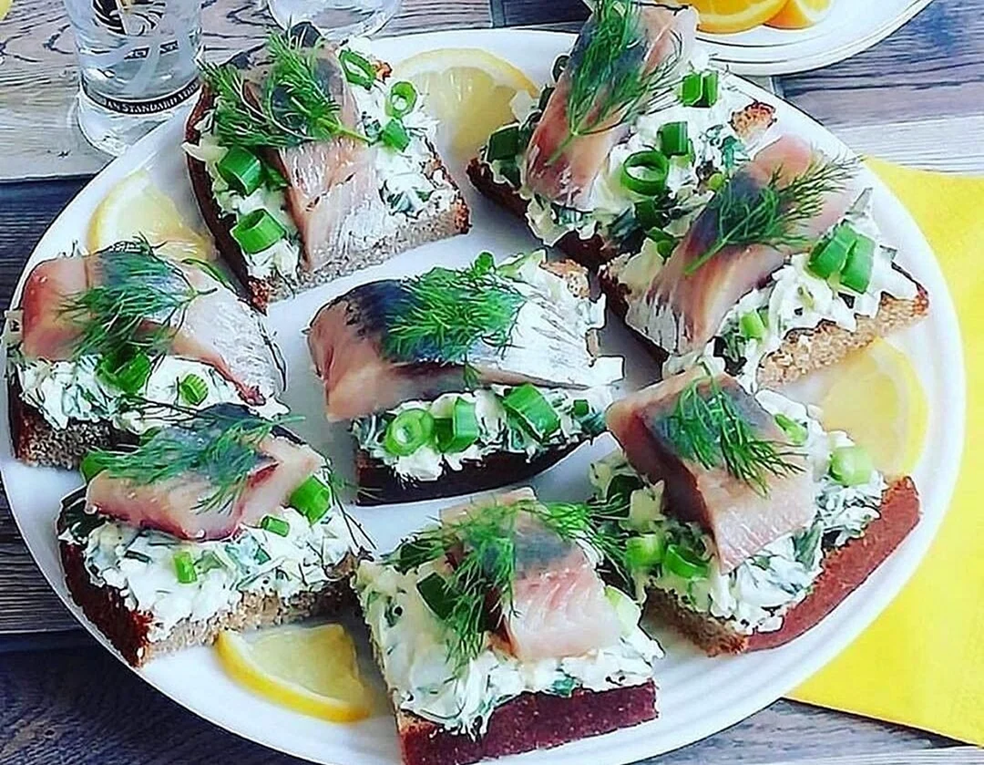 Тартинки с селедкой мировой закусон