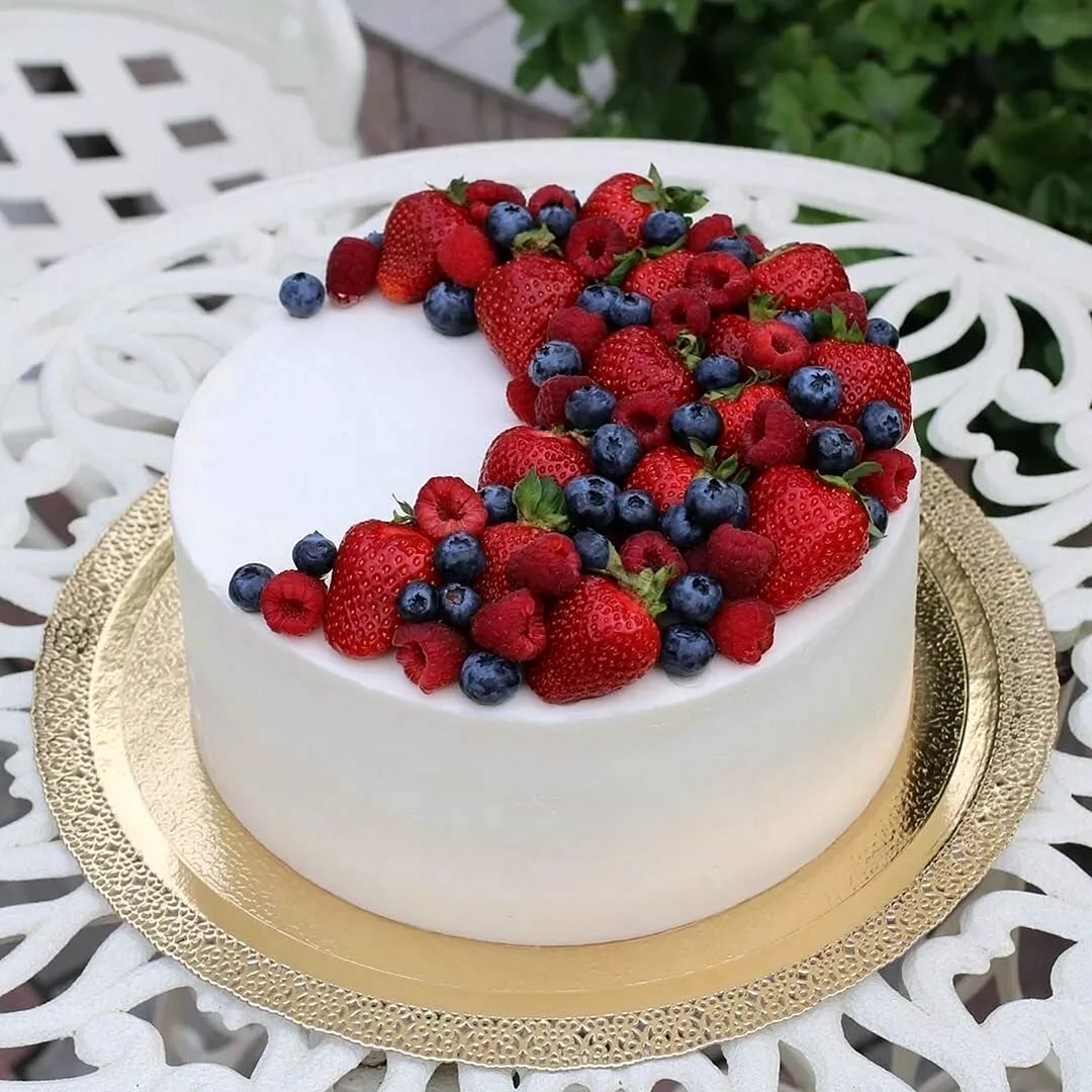 Торт красный бархат с клубникой и голубикой