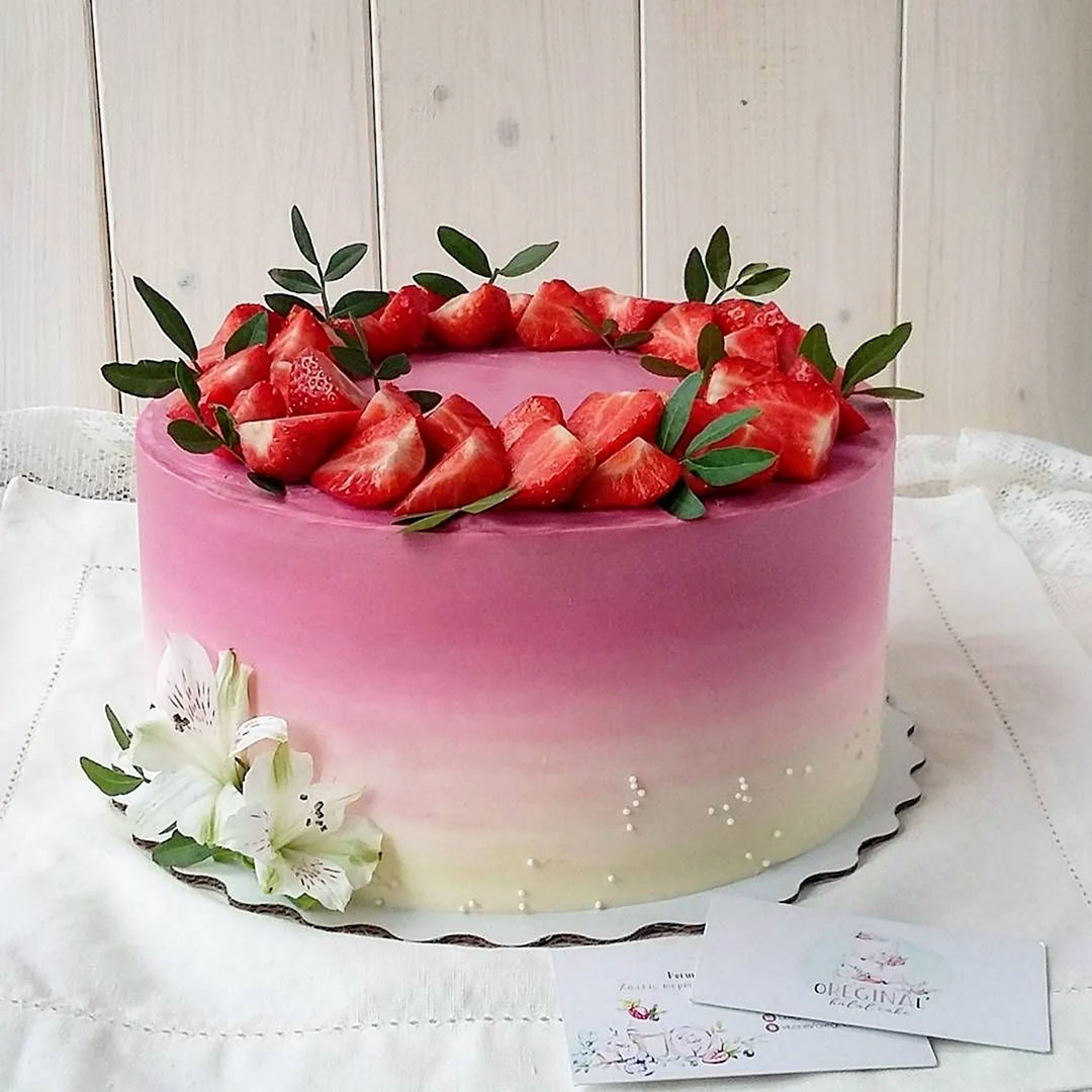 Торт с клубникой