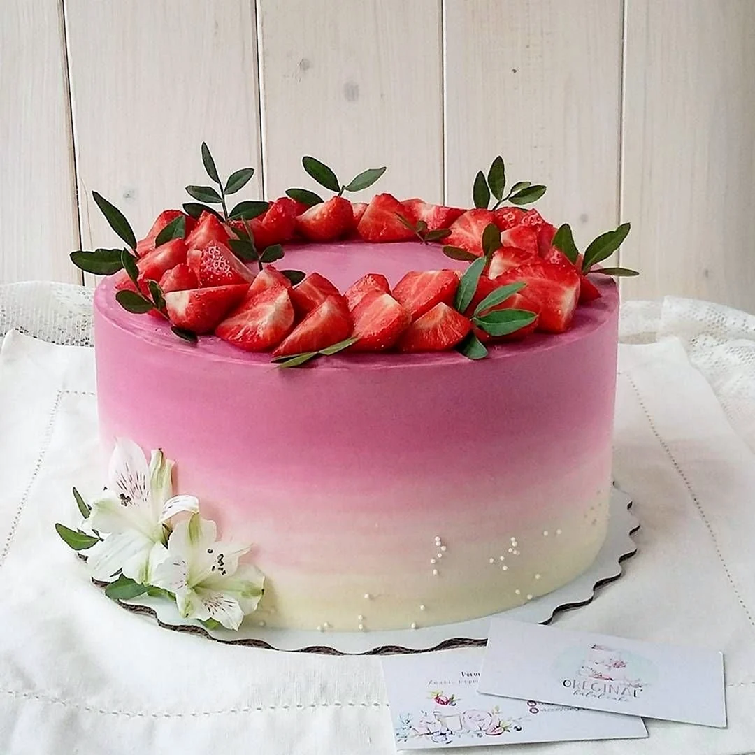 Торт с клубникой