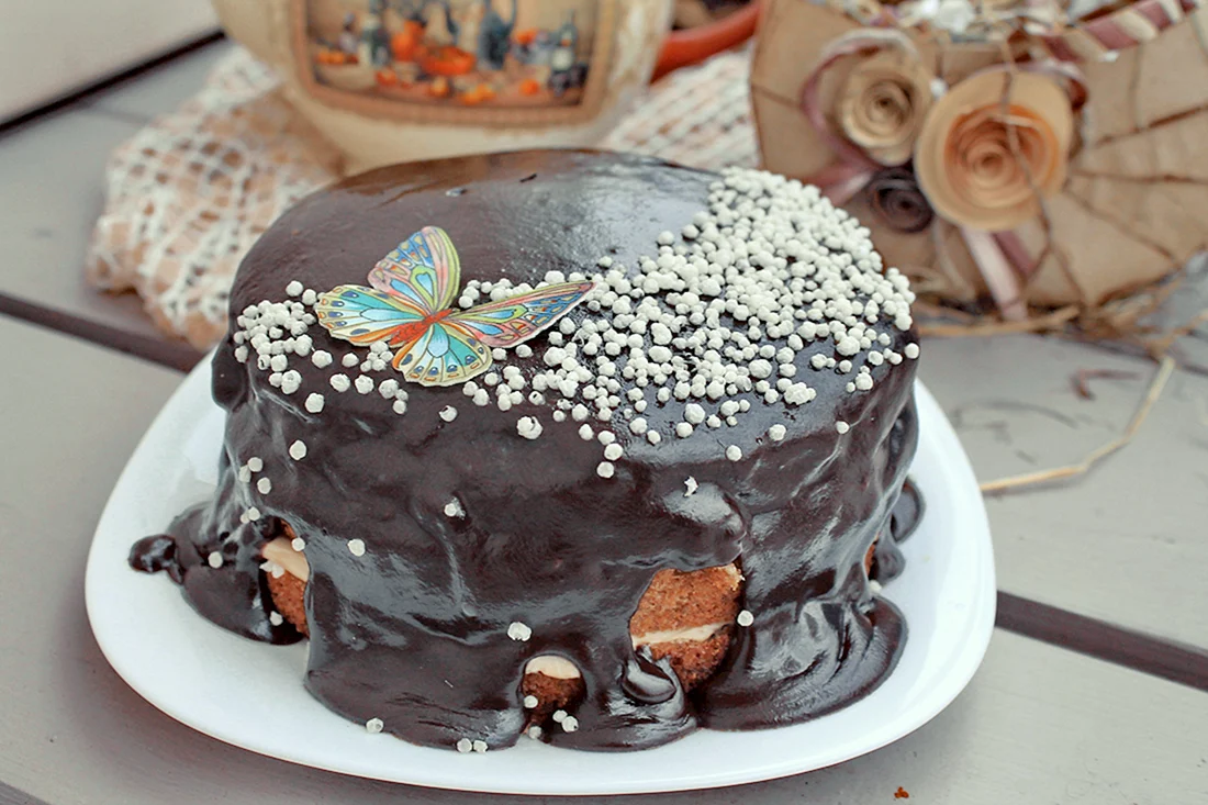 Торт с шоколадным декором