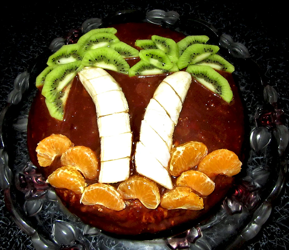 Украшение торта киви и бананом