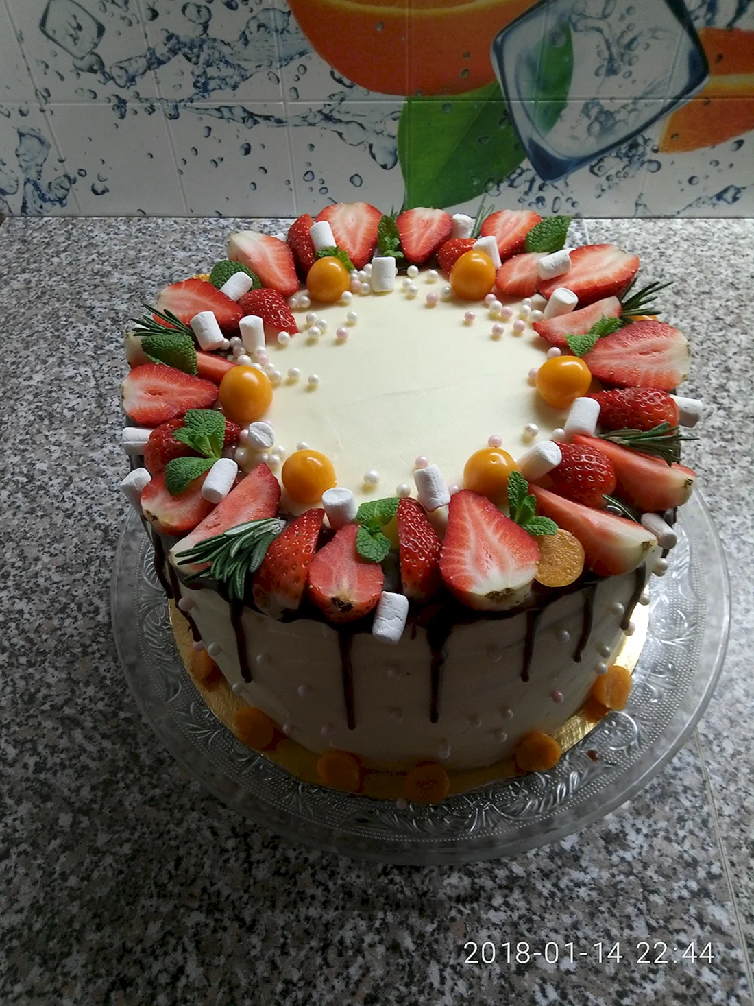 Украшение торта клубникой и киви