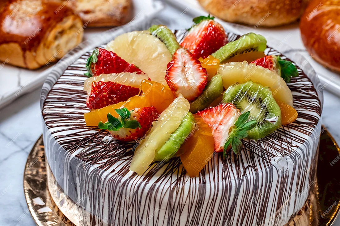 Украшение торта клубникой и киви