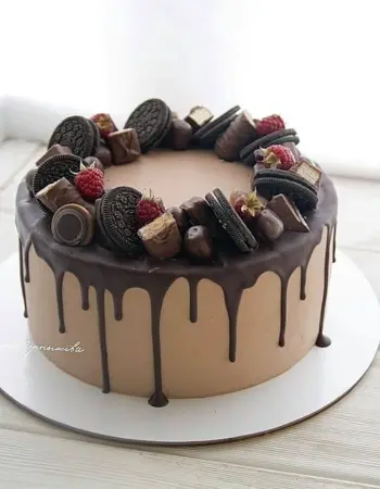 Украшение торта конфетами и шоколадками