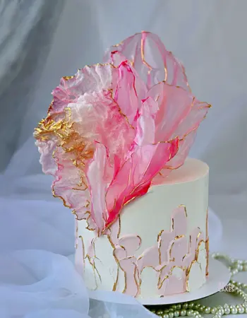 Украшение торта вафельными цветами
