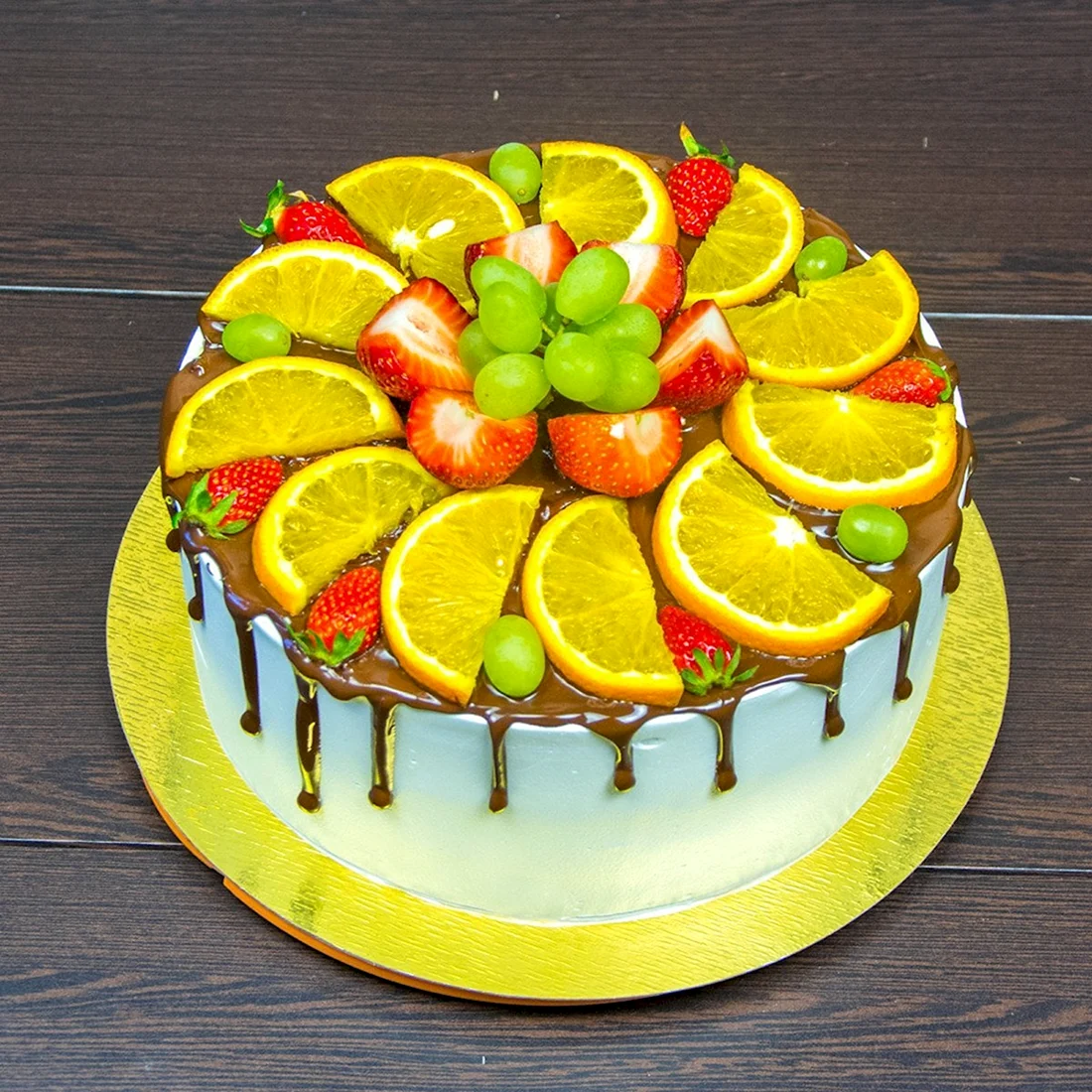 Украшения торта фруктами клубникой виноградом и киви