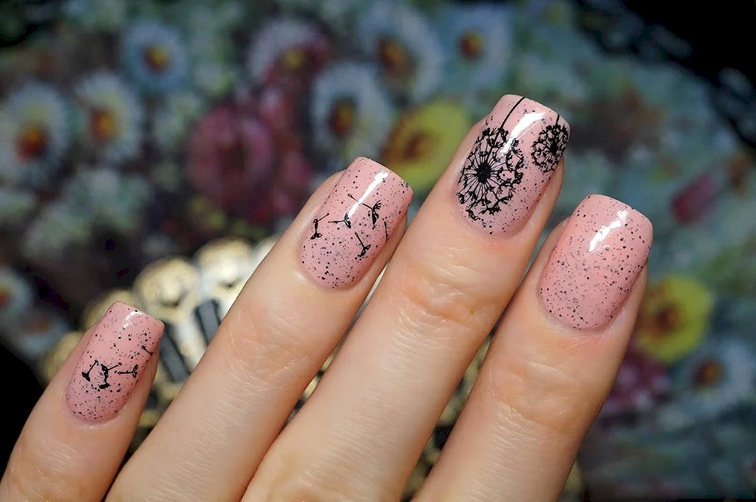 Весенний маникюр со стемпингом