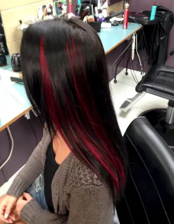 Волосы с красными прядями