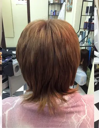 Женская стрижка Каскад на средние волосы вид сзади