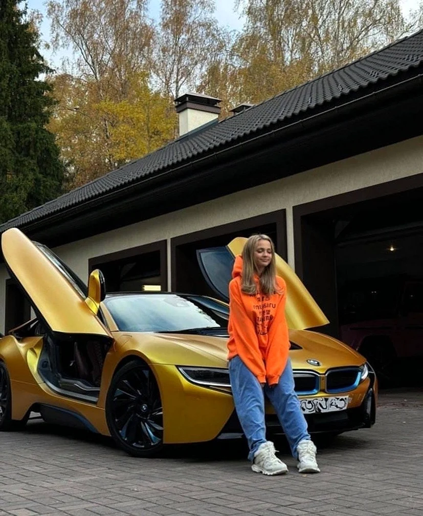 Золотой BMW i8 золотой