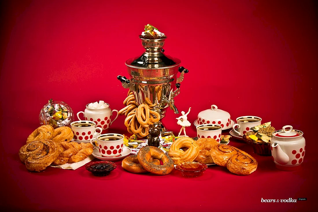 Чайный стол с самоваром