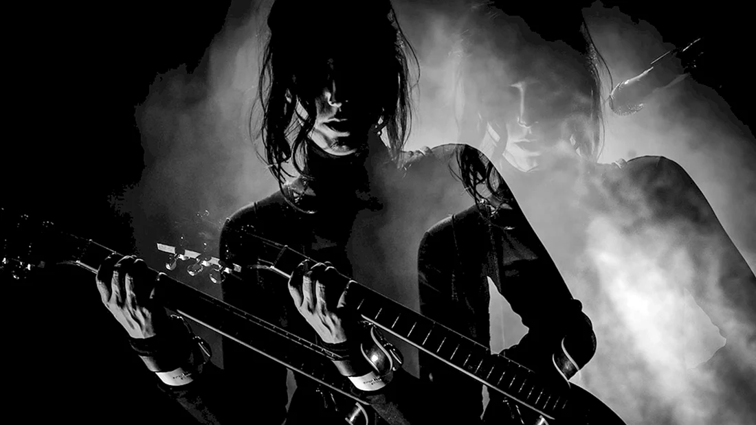 Chelsea Wolfe с гитарой
