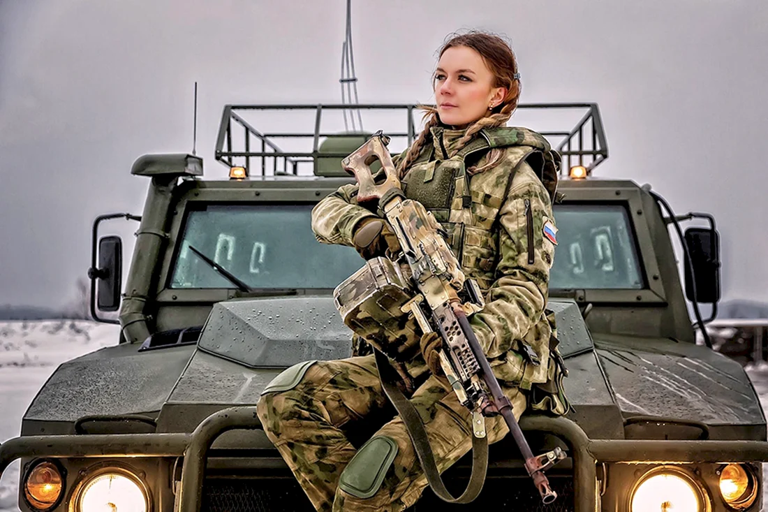 Девушки в военной форме